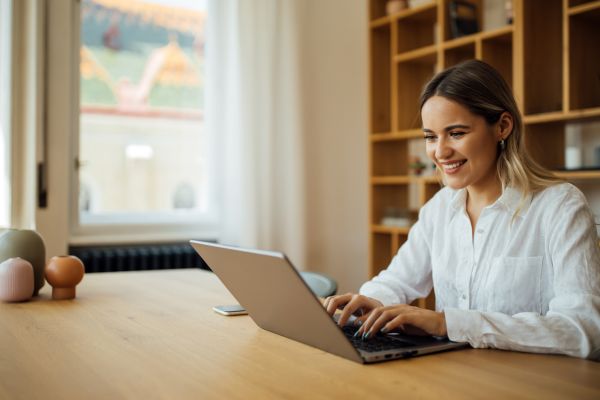 HR manager applying AI software for recruitment in Malaysia
